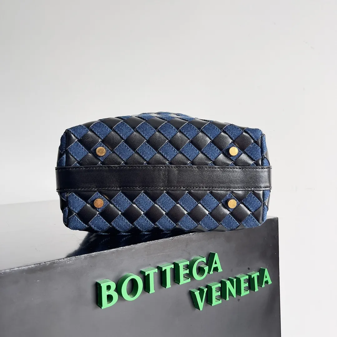 Batch 1560 Different colors collide with different sparks, different materials collide with layers and designs, BOTTEGA VENETA wallace is on the list of retro denim series, the stiffness of denim is matched with soft leather, fashion has no standards, innovation is progress, retro denim, a combination of classics and personality, casual, lazy and unique, the large capacity is too friendly for summer, freeing hands in sultry weather is people's biggest need Style number: 796393 Size: 22*13*9cm